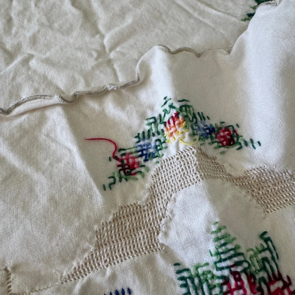Vintage Floral Cross Stitch Embroidered Table Runner Cream Linen Scalloped 39x14